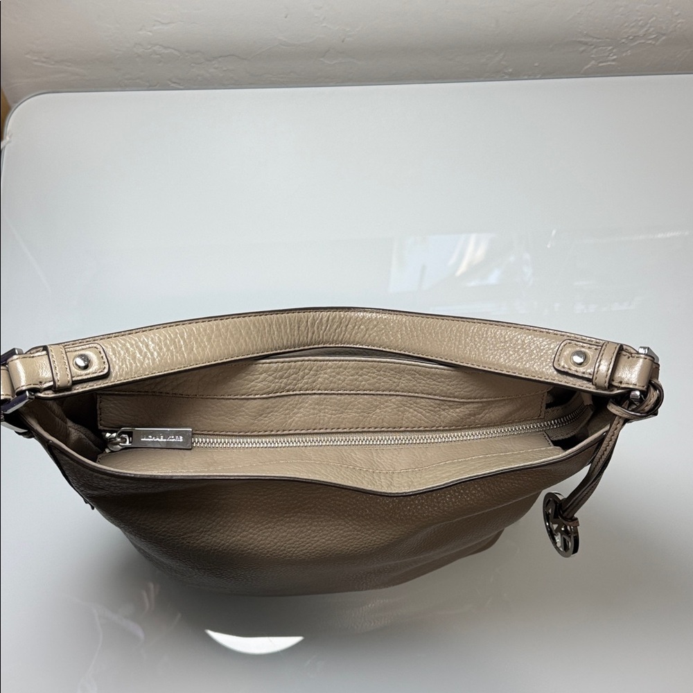 Michael Kors Bedford large belted taupe leather shoulder bag - Picture 7 of 14
